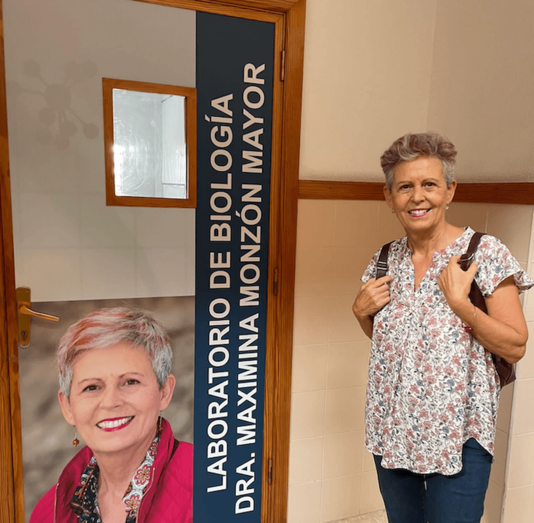 La doctora Maximina Monzón, junto al laboratorio al que da nombre / TA